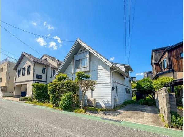 幅員のある前面道路に面しているので車の出入りも快適です