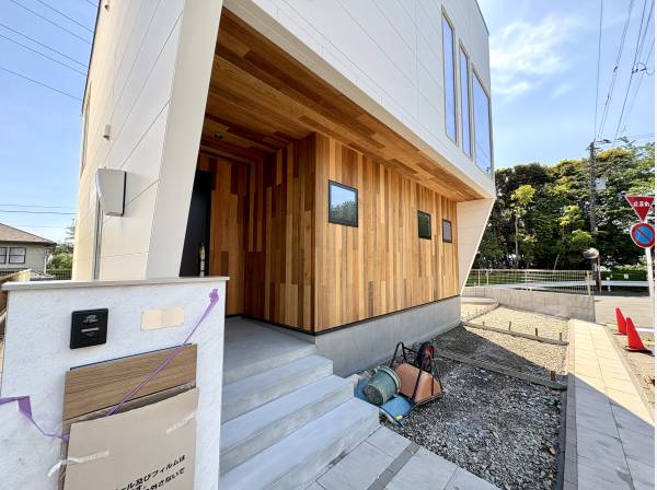 木の温もりを感じるエントランス
住まいの印象をつくる玄関アプローチ