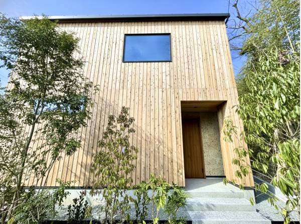 緑と調和する屋久杉張りの外観