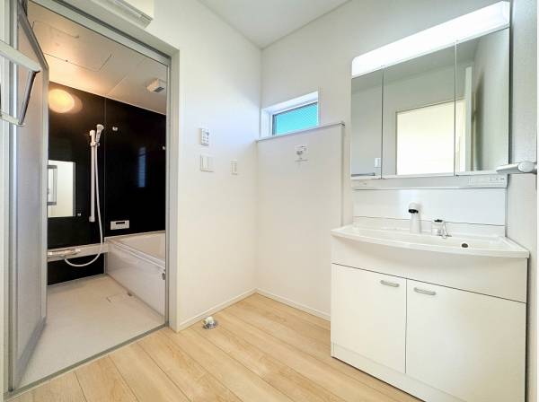 ウッドの温もりが寄り添うバスサニタリールーム