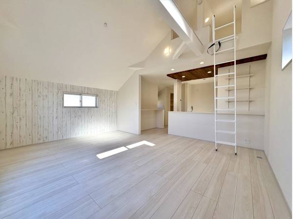 明るく開放的な天井高のLDK