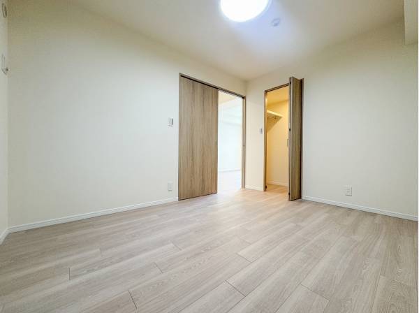 ウォークインクローゼットを完備した主寝室