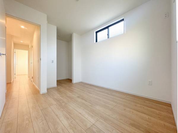 オープンウォークインクローゼットを備えた洋室