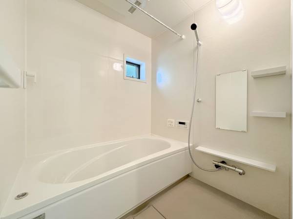 ホワイトを基調とした清潔感のあるバスルーム