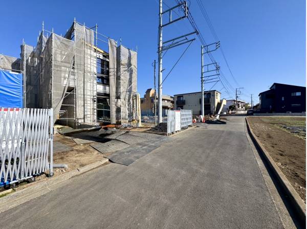 前面道路も広々で開放的です。