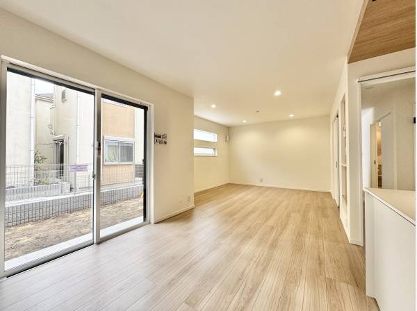 木目と白が調和したLDK空間