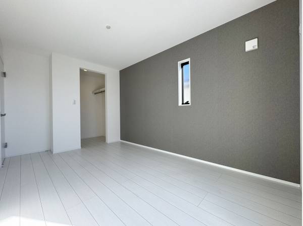 グレーのアクセントクロスが素敵な洋室にはWIC付き