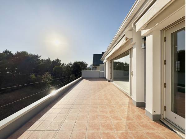 アウトドアリビングとしても使える広々バルコニー