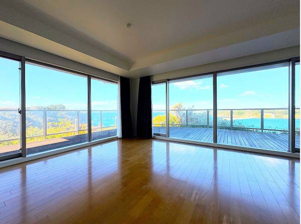 窓一面に映る、景色はまるで絵画のよう