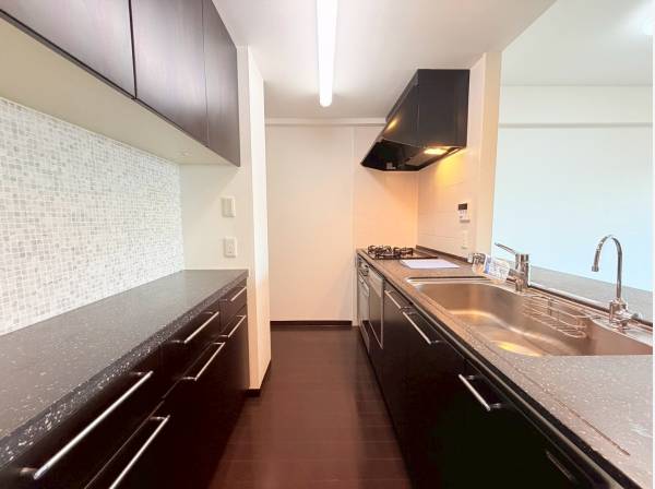 広々としたキッチン！大容量の収納スペースも備えております！