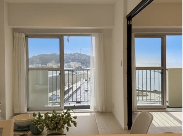 リビング正面に江ノ島と海を