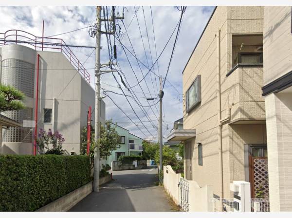 右手の建物 