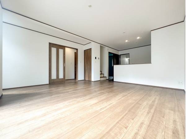 どんな家具でも合わせやすいシンプルなLDK