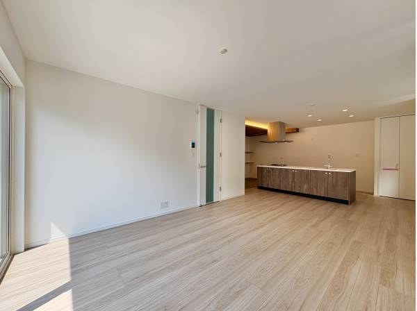 陽光差しこみリビングで家族団らんのひとときをお過ごしください