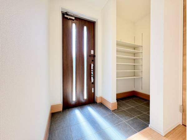 シューズインクローゼット付きの玄関スペース