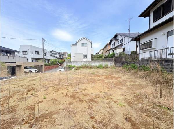 道路より宅地が高い為、プライバシーも保たれた土地