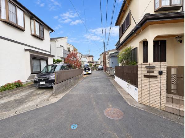 戸建が並ぶ住宅地に位置する、全1棟の新築住宅です。