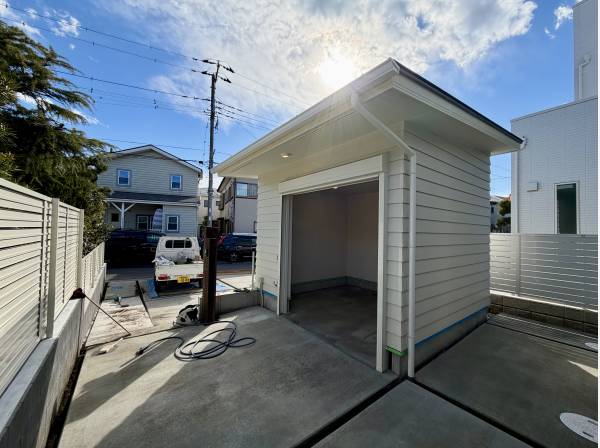 家の目の前にはバイクガレージ