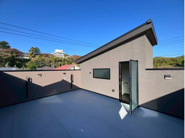プライベート空間の広々14.6帖のルーフバルコニー