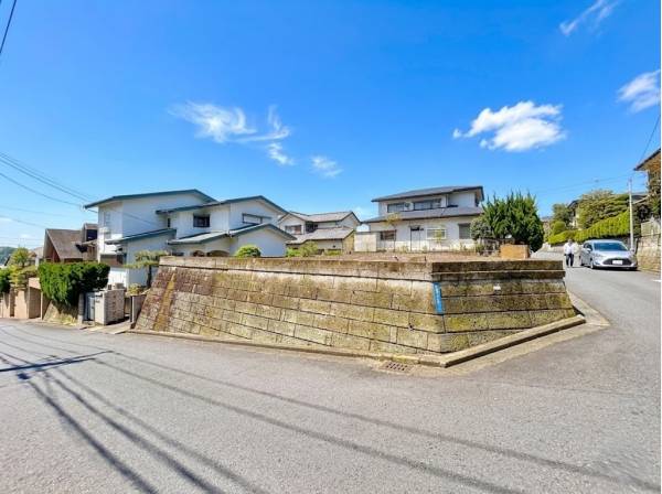 前面道路もゆとりある広さ