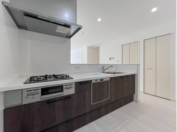 パントリーが完備されたゆとりあるキッチン