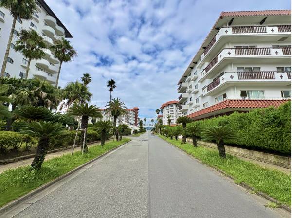 マンション前面道路はリゾートの雰囲気