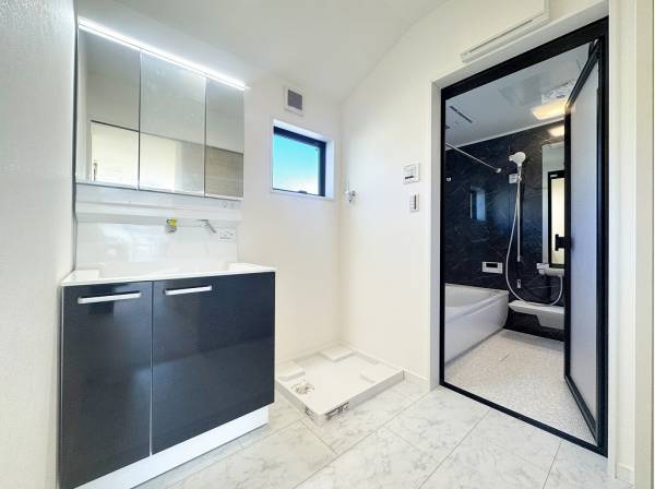 ブラックのアクセントが効いたモダンな水周り