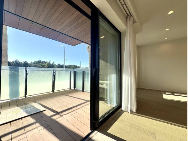 リビングからつながるバルコニーテラス