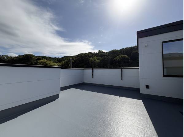 逗子の美しい緑を眺めるルーフバルコニー