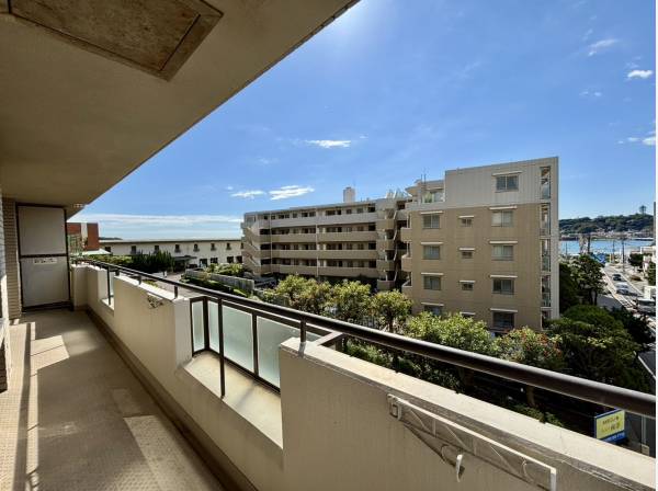 バルコニーからは相模湾・江ノ島を望みます