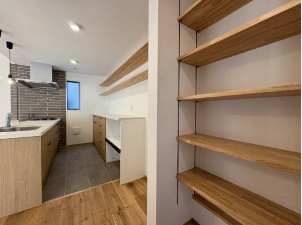キッチン横にはパントリーも備え付け予定、大容量の収納が可能！