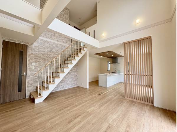 吹抜けで開放感あふれるLDK　床暖房付きです♪