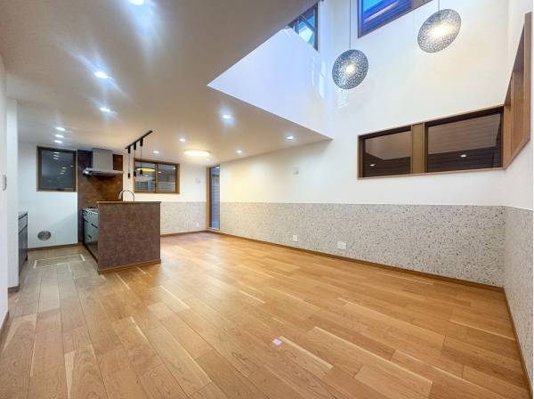 約19帖のLDKは縦にも横にも視界の広がる開放感で満ち溢れています