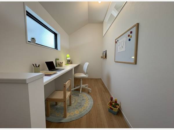 リビング横にはスタディカウンター(家具家電はイメージです)