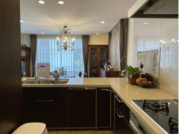 L字型の広々としたキッチンでゆとりのある生活空間