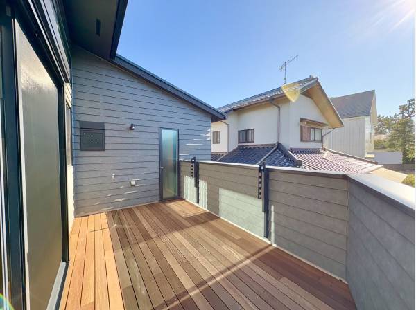 回遊動線が魅力のウッドデッキ調バルコニー