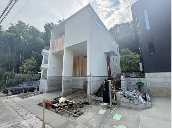 南側に向けて広がるバルコニー！開放感のあるスタイリッシュな邸宅です