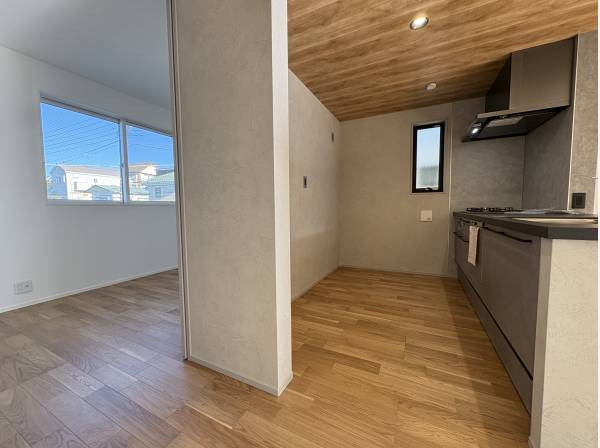 キッチン後部には洋室約5帖があります