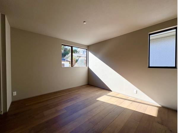 7帖以上の洋室が全3室ございます