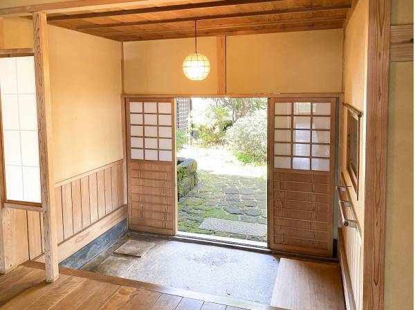 両開きの引戸玄関