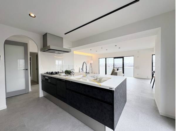 家族の顔がよく見えるオープンキッチン