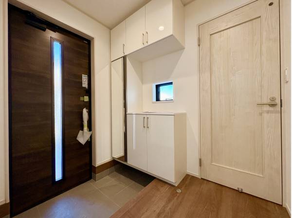 お出かけ前に嬉しい鏡付きの玄関ホール