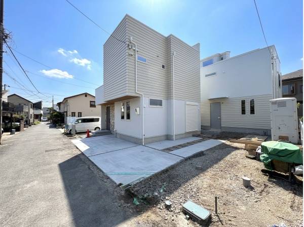 前面道路もゆとりの広さ、駐車は２台可能です。ご紹介は右奥側の建物です。