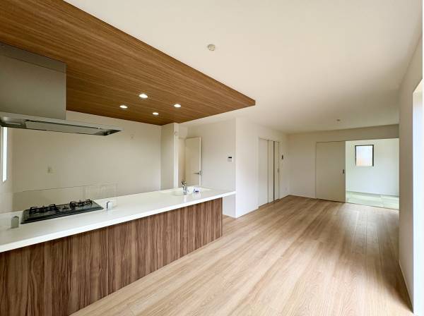 大きな窓からは心地の良い風が通り抜けます