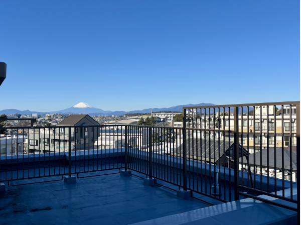 大きなルーフバルコニーから富士山を望めます。