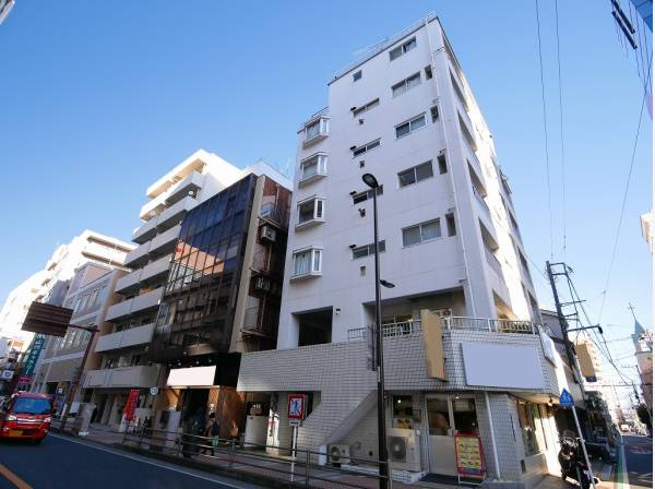 駅までの道のりはほぼ一本道の角地に佇むマンションです