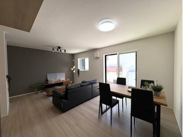 ダークな壁紙がシックなリビング！平屋ならではのゆったりとした空間