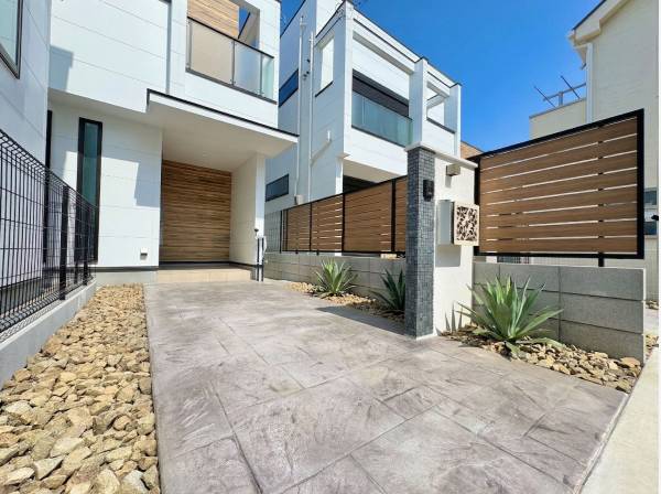 長く愛着を持って頂きたいからこそ飽きのこないシンプルな色目に仕上げました