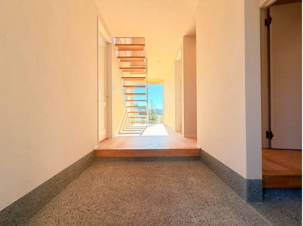 広々として抜け感のあるエントランス