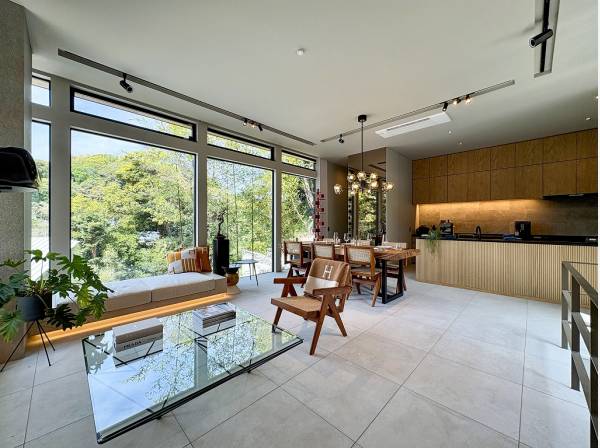 大パノラマを埋め尽くす高台地ならではの抜け眺望と寄り添う竹林